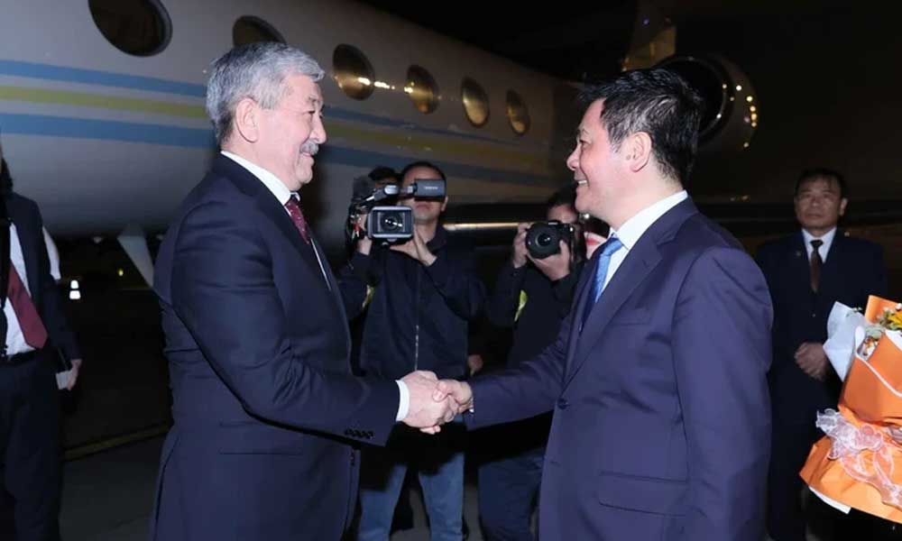 Kyrgyz PM arrives in Hanoi, beginning official visit to Vietnam